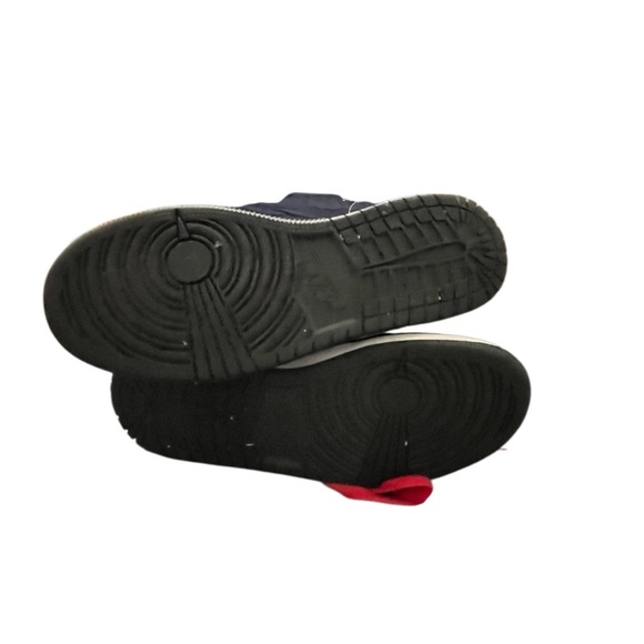 Nike Jordan 1s - Picture 5 of 6